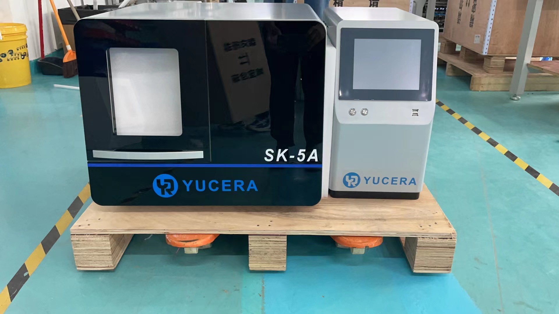 Yucera 5 Axis Dry Milling Machine Dental CAD CAM Milling Machine For Zirconia PMMA WAX