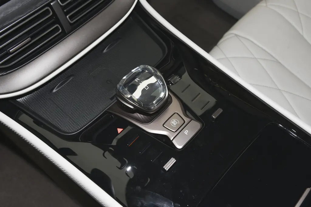 2023 Tengshi D 9 DM-i 970 All Wheel Drive 180km Plug-in Hybrid 7seat MPV with Brown Interior and Maximum Torque of 681Nm
