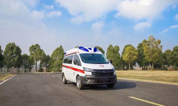 Euro 5 4*2 Ford Emergency Ambulance Car With First Aid Equipment And Cabinet In