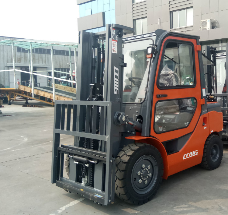 Side Shift 3 .5 Ton Gas Powered Forklift , 4 Wheel Drive Forklift With Cabin