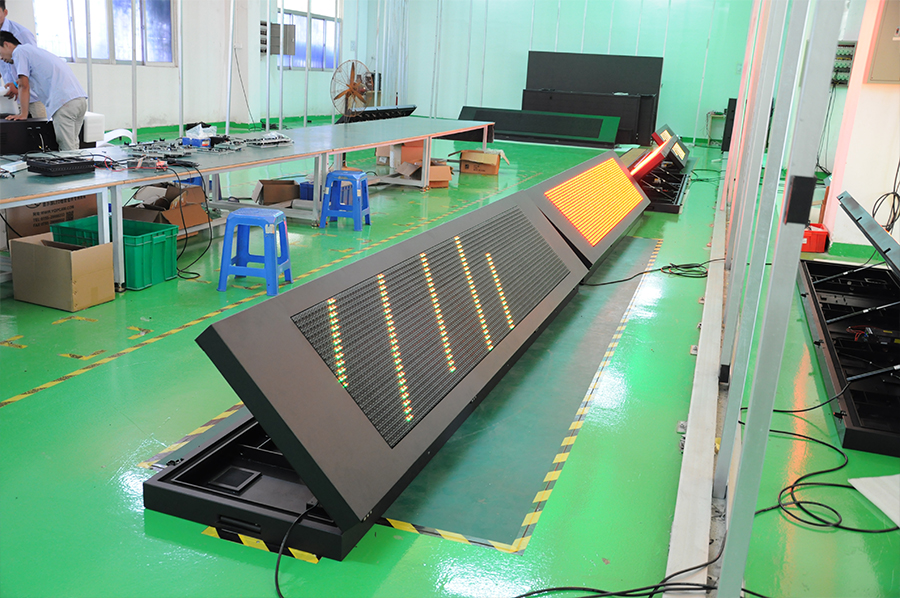 Traffic Road Arrow Message Guidance LED Sign Trailer 2.56x1.28m Vms Led Display