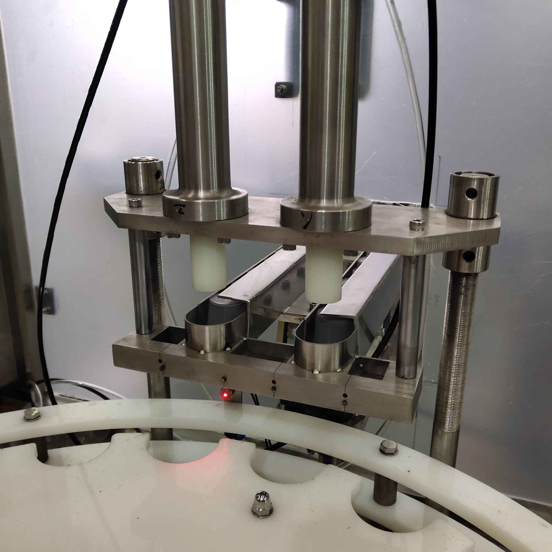 SS304 Automatic Essential Oil Filling Machine With One Year Warranty