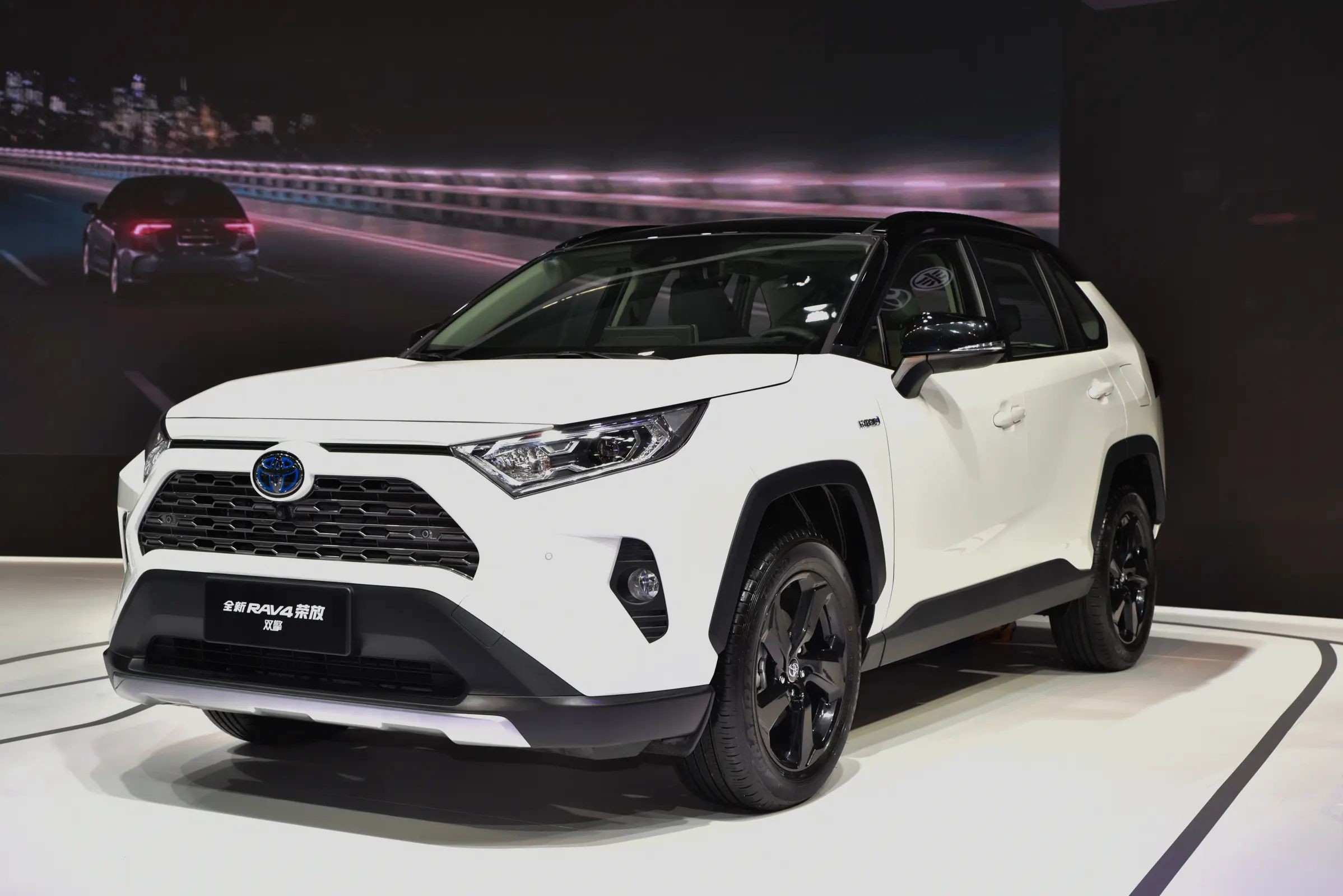Compact Toyota Petrol Car SUV Toyota RVA4 Car 5 Seating Capacity