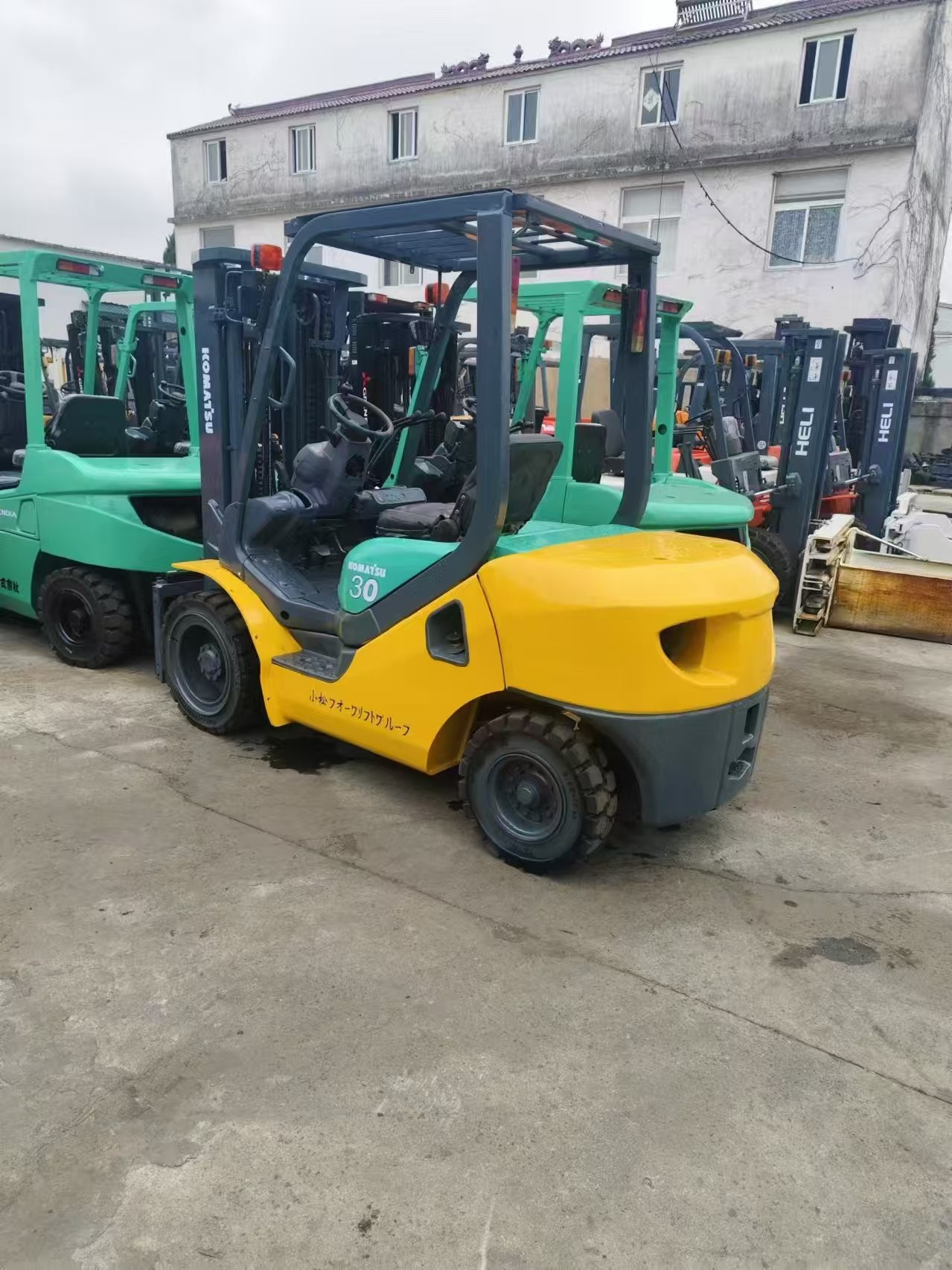 Versatile Diesel Forklift With 3 Stage Mast And ISUZU Engine 3000kg Loading Capacity 4.5m Lifting Height