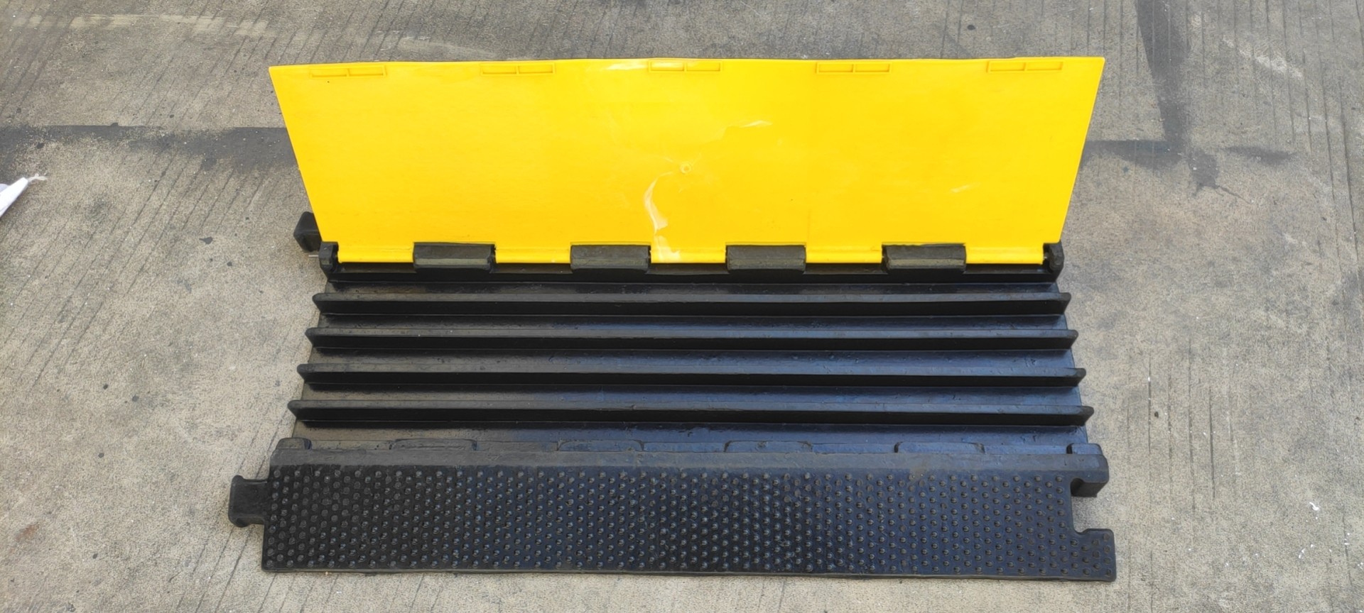 1M Driveway Cable Protector Floor Rubber Speed Bump Position