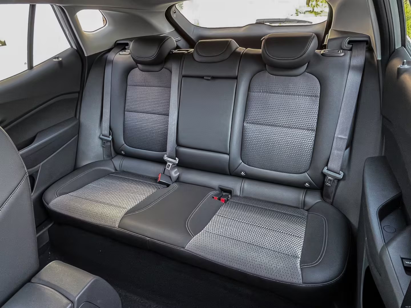 2024 0KM Chevrolet Seeker 1.5T Left Hand Drive Gasoline Car Compact SUV with Electric Front Window and One Key Lifting