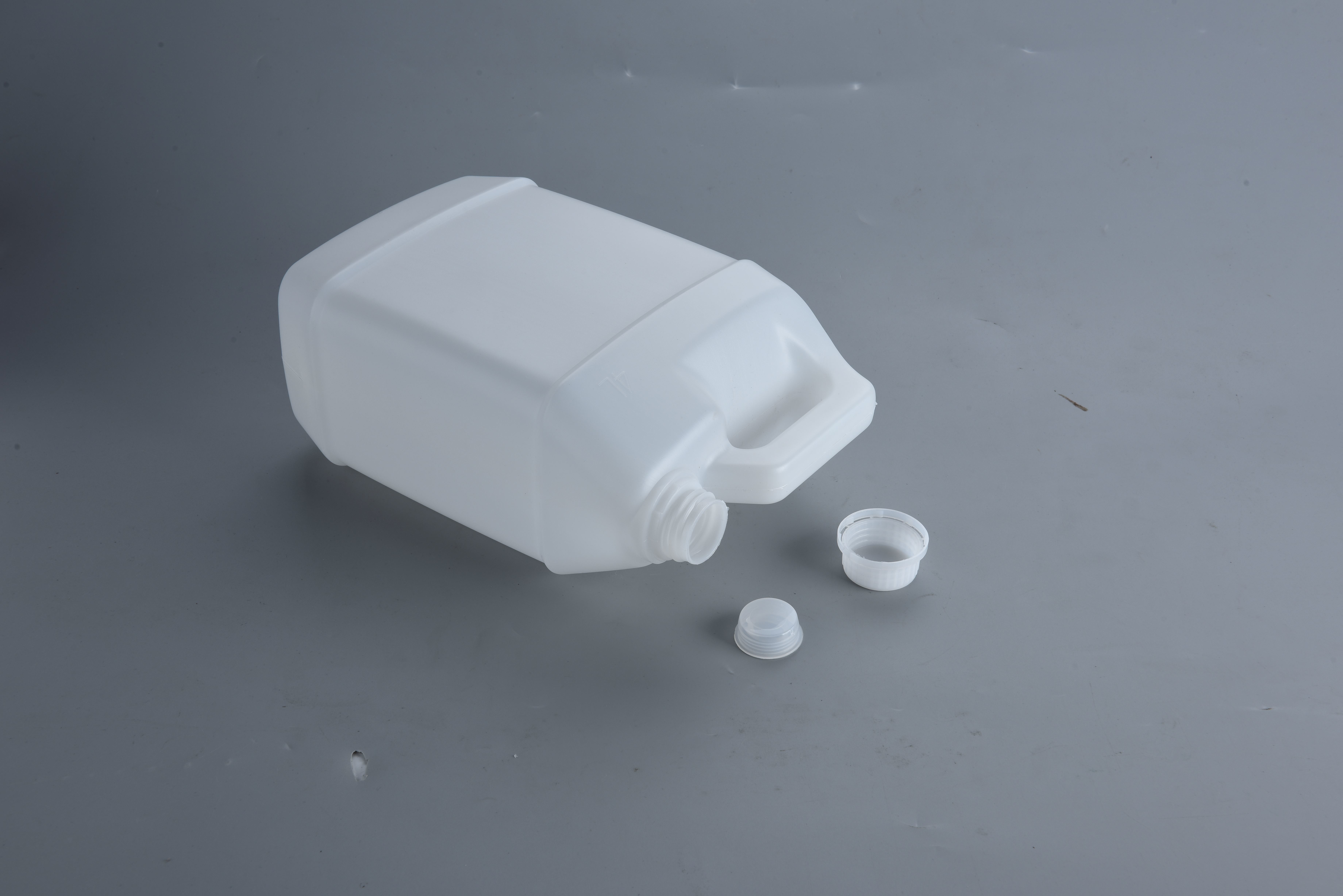 4L Customizable Plastic Jerry Can Tight Head Square Shape HDPE Material 2mm Wall Thickness 30mm External Diameter