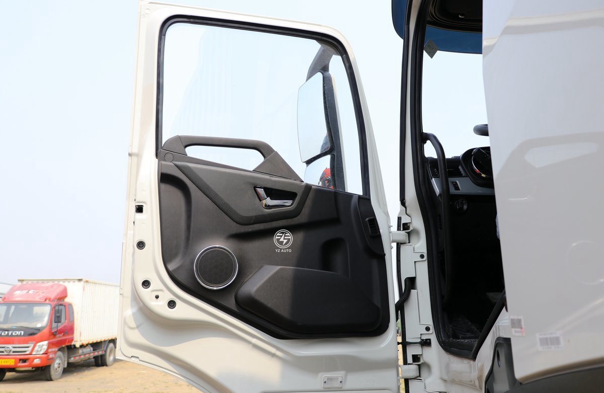YUCHAI Engine 25 Ton Heavy Duty Truck for Road Logistics and Cargo Transportatio