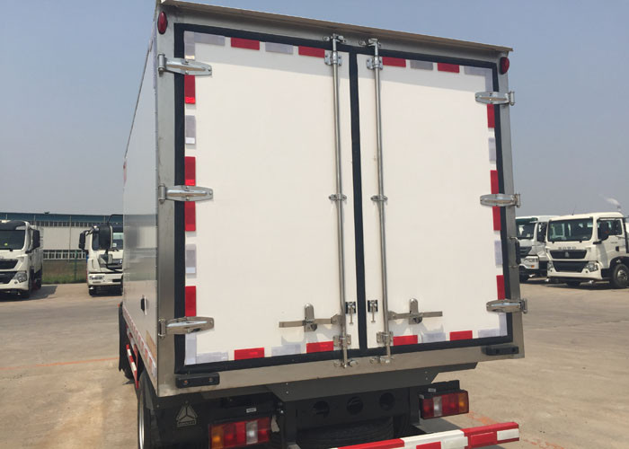 Vegetables / Fruits Refrigerated Delivery Truck White 8 Tons with 140 HP Engine