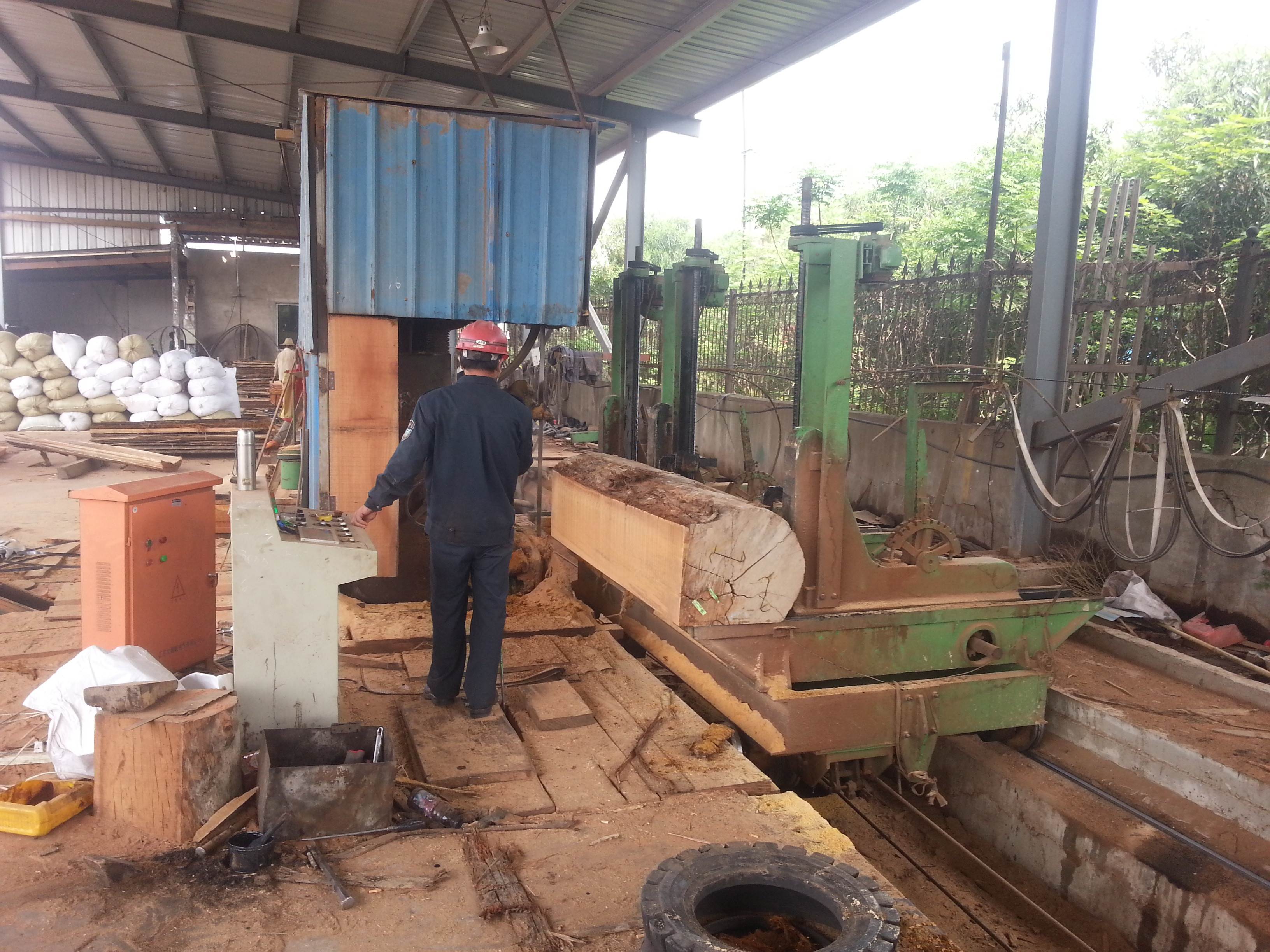 Saw machines woodworking wood cutting vertical band sawmill with log carriage