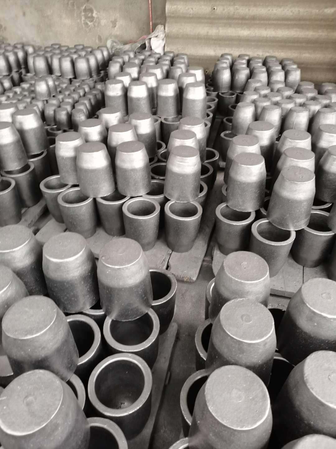 Customized Refractory Graphite Crucible 500kg 300kg 100kg for Refractory Industry