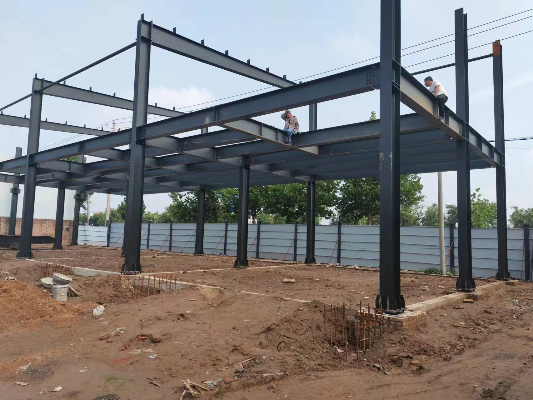 Customized Steel Structure Warehouse With Sloped Roof And Galvanized Steel Gutter