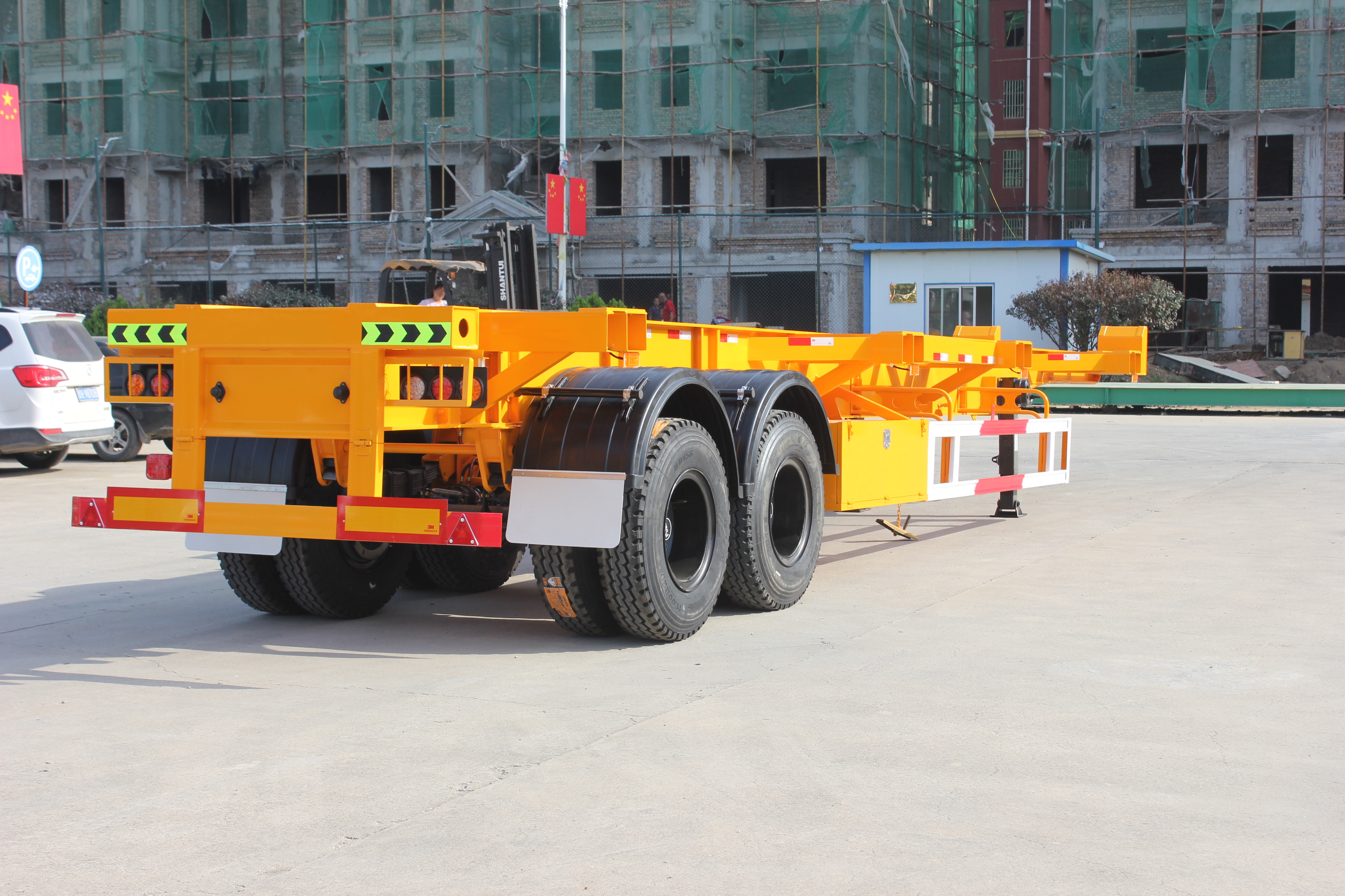Mechanical Suspension Tri-Axle Skeleton Semi Trailer for Construction Site and 7pin Plug
