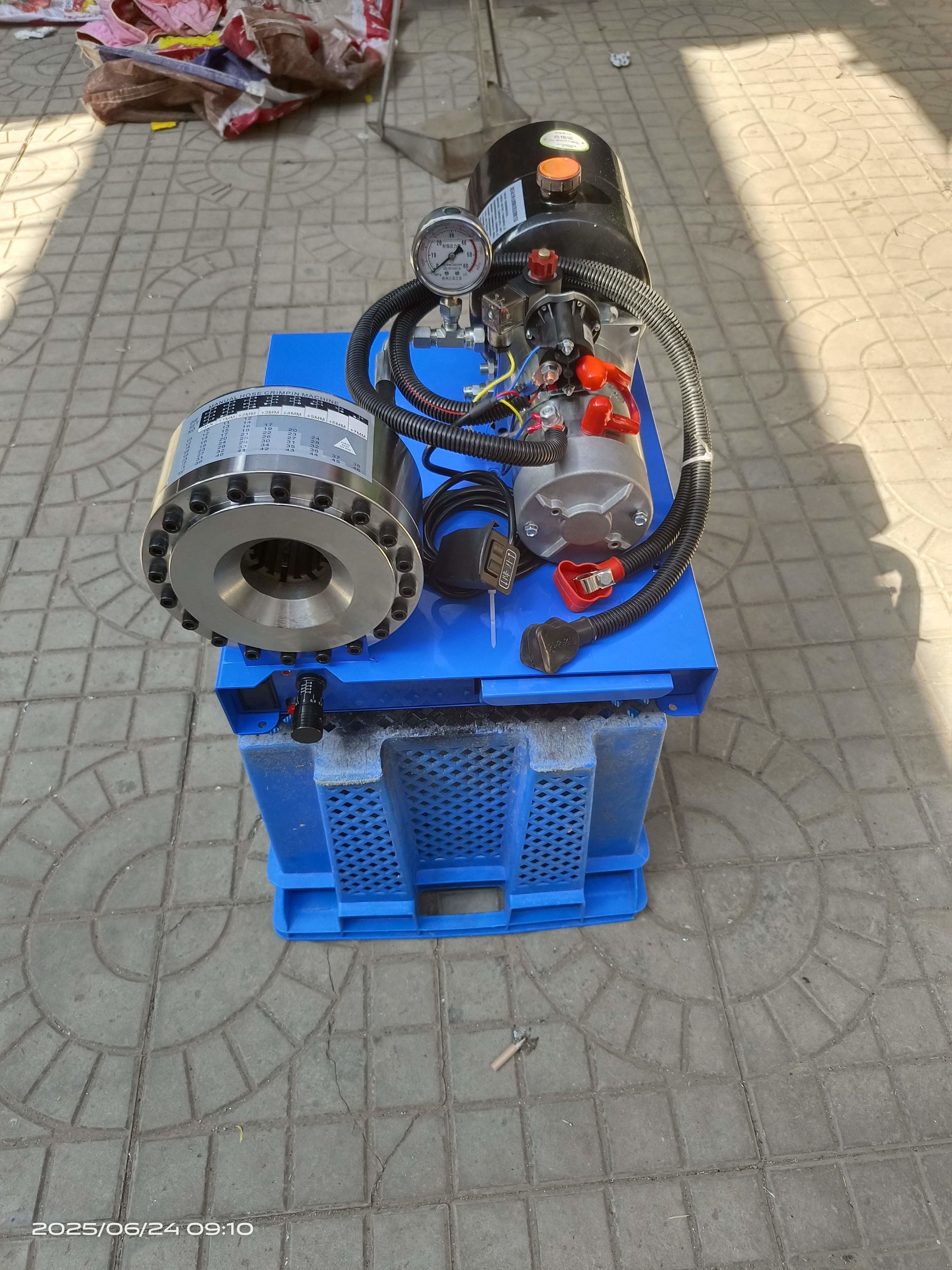 1 Inch 7 Dies 1-4 Layer Hose Hydraulic Crimping Machine / Hose Crimping Machine High Pressure 6-25mm With Blue Color 12v/24V