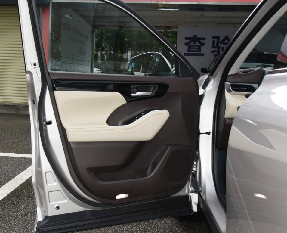 2022 Electric With Gasoline Toyota Highlander Two Engine 2.5L 4WD 5 Door 7 seats SUV