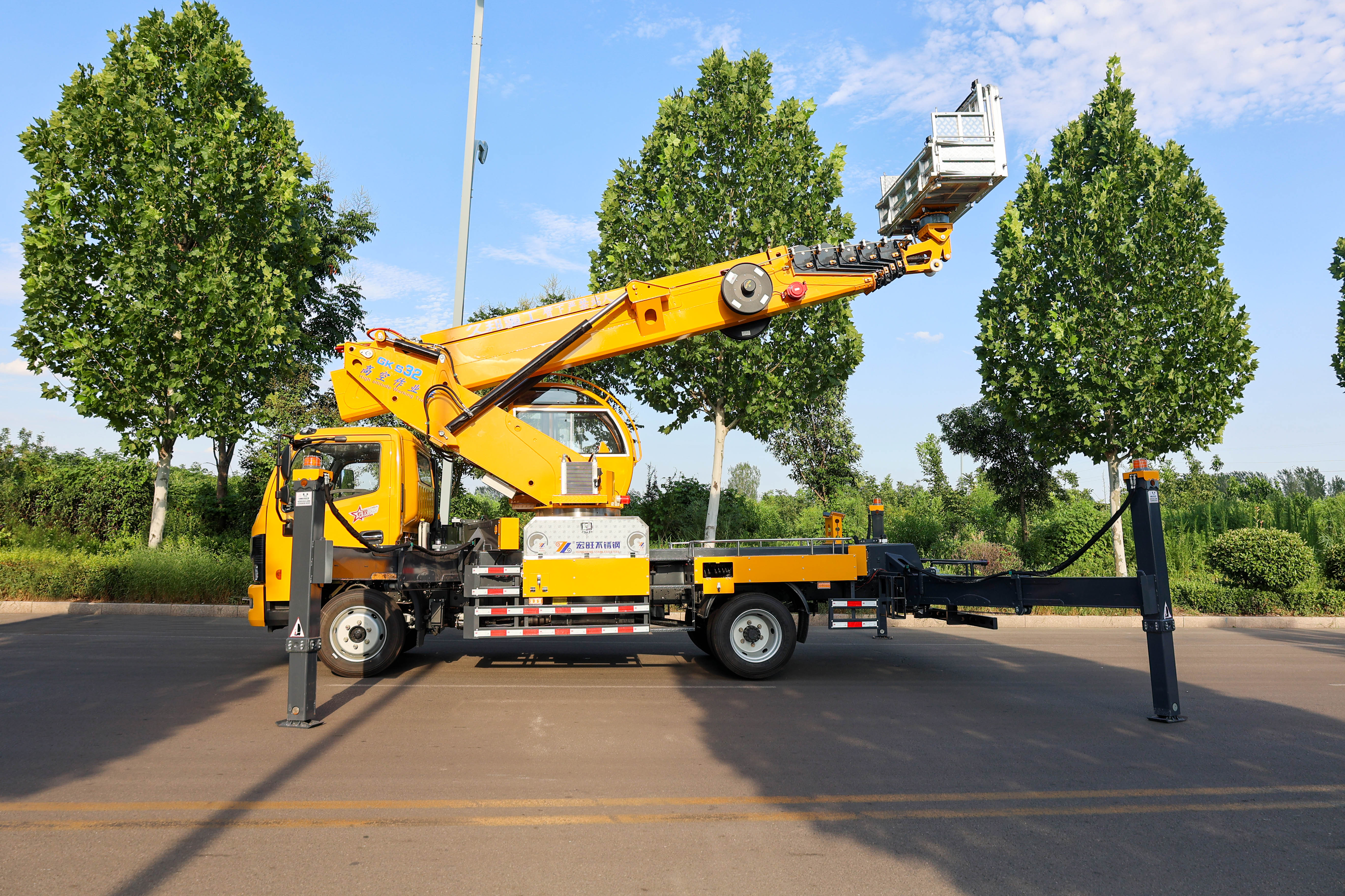 DONGFENG 153HP Telescopic Boom Lift Truck 32m Hydraulic Man Lift Truck in Stock