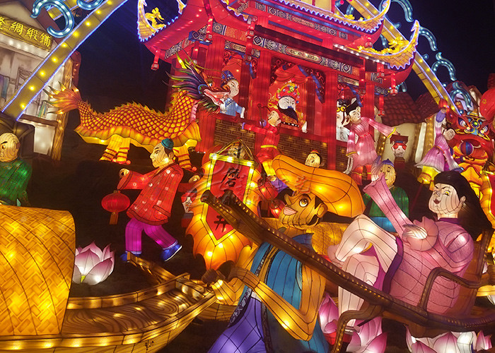 Kawah Red Traditional Chinese Lantern / House Lanterns For Festival