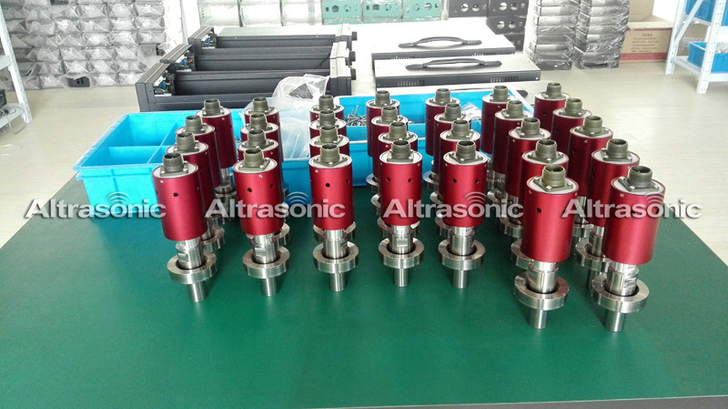 30Khz Ultrasonic Several Riveting Actions Performed Simultaneously with One Sonotrode