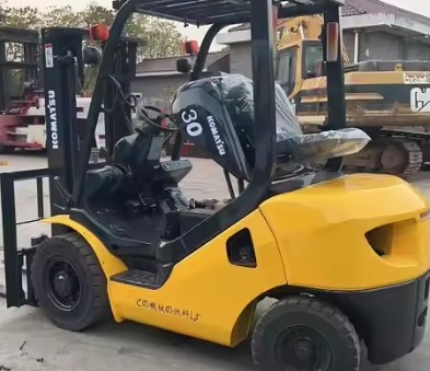 High-Performance Used Komatsu Forklifts 30 Komatsu FD30 3 Tons Stages Duplex Masts in Eastern Europe