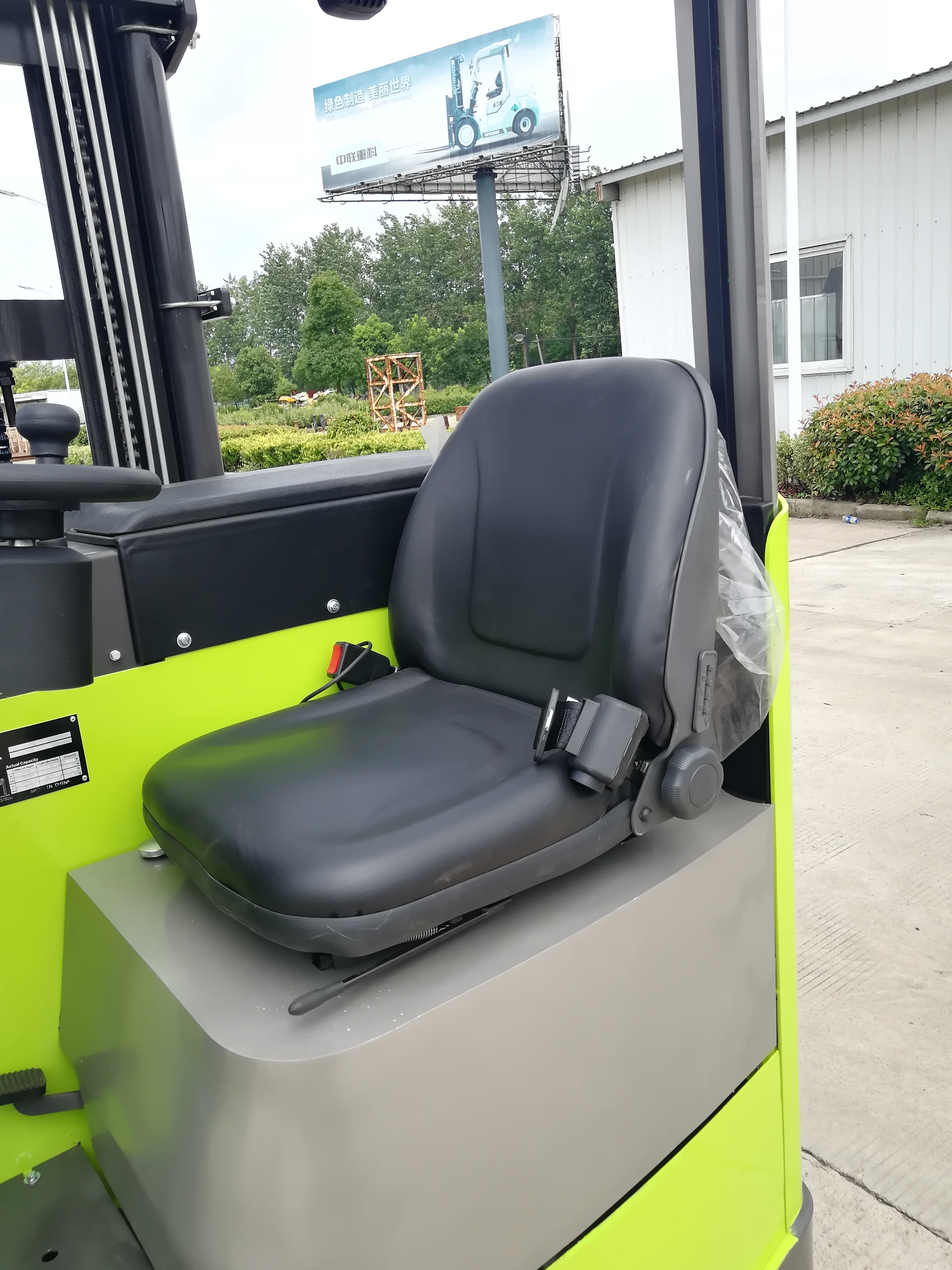 Convenient Monta Cargas Li-ion Battery Electric Reach Truck with Battery Charger
