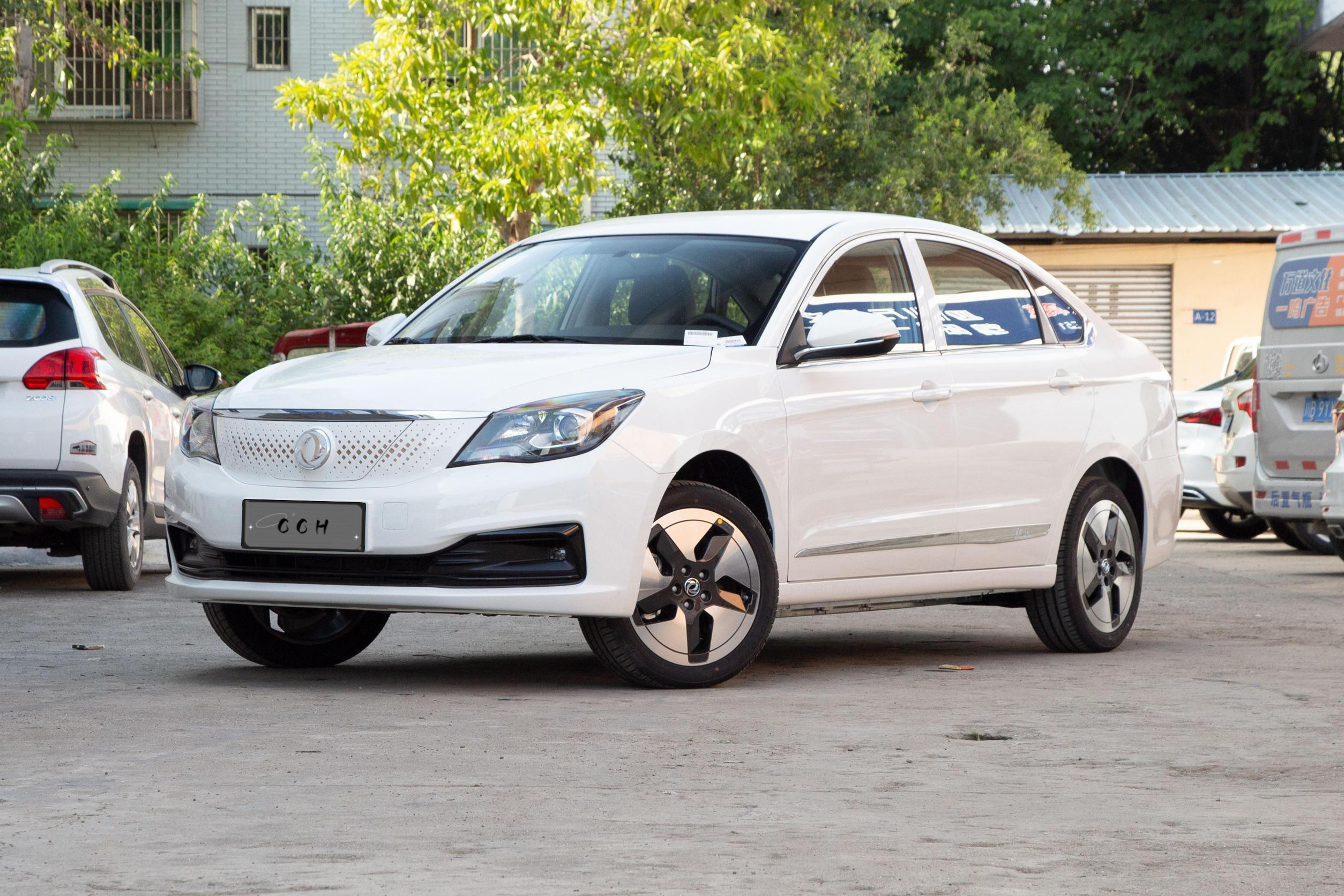 2023 hot sale Dongfeng Fengshen E70 500 electric car Pure electric cruising range 412km white new energy vehicles