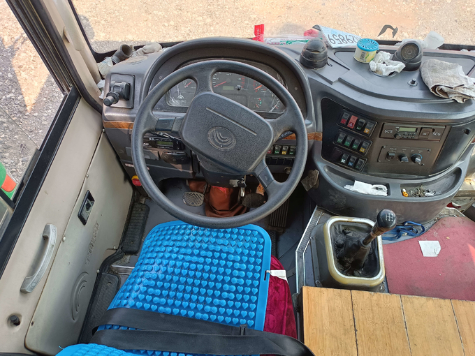 Used Shuttle Bus 29 Seats Front Engine ZK6752D Model Sliding Window Leaf Spring