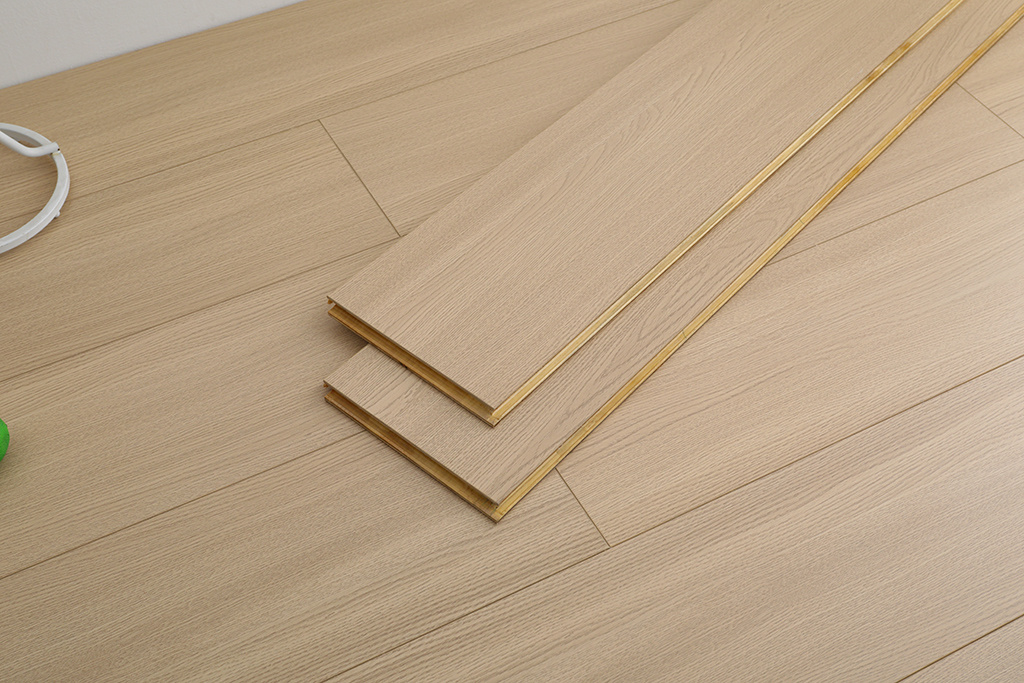Three-Layer Varying Length Oak Plank Smooth Oak Hardwood Flooring with Valinge 5G/ T G