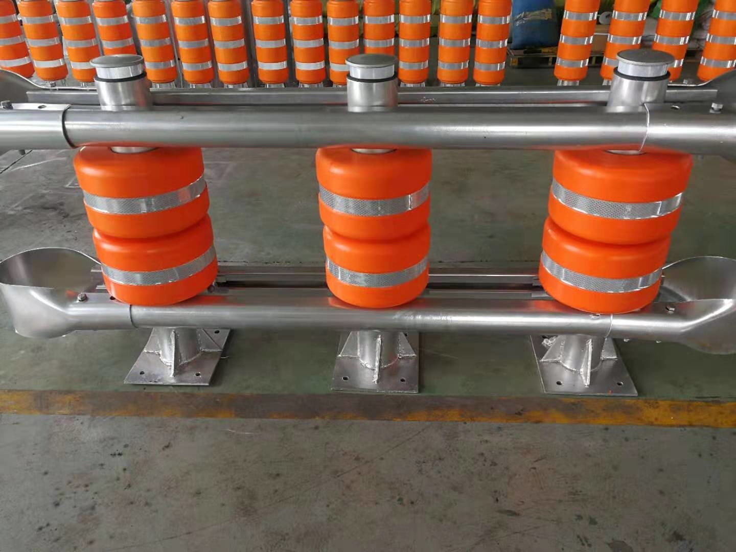 Customized Design Eva Buckets Rolling Anti Crash Road Barrier For Highway Security