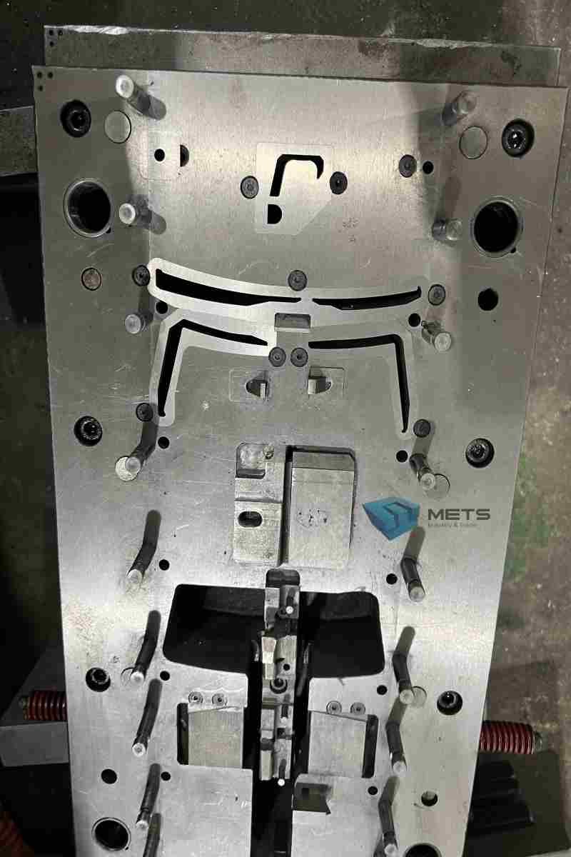 Hardware stamping parts, stainless steel stamping deep drawing parts processing, bending, welding, tapping, processing precision.
