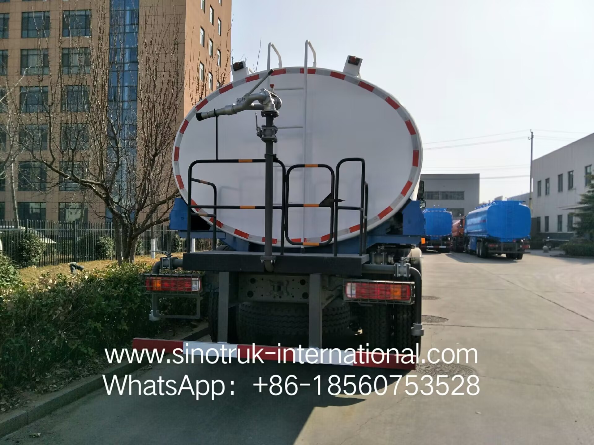 SINITRUK Water Tank Truck 6x4 LHD 371HP 18CBM White Large Capacity