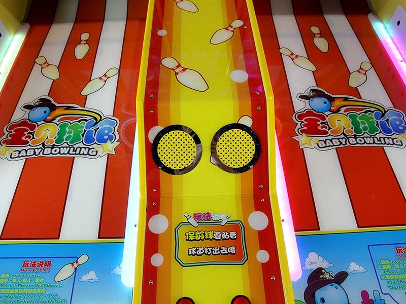 Commercial Small Happy Bowling Video Shooting Ball Gaming Machine For Amusement Park
