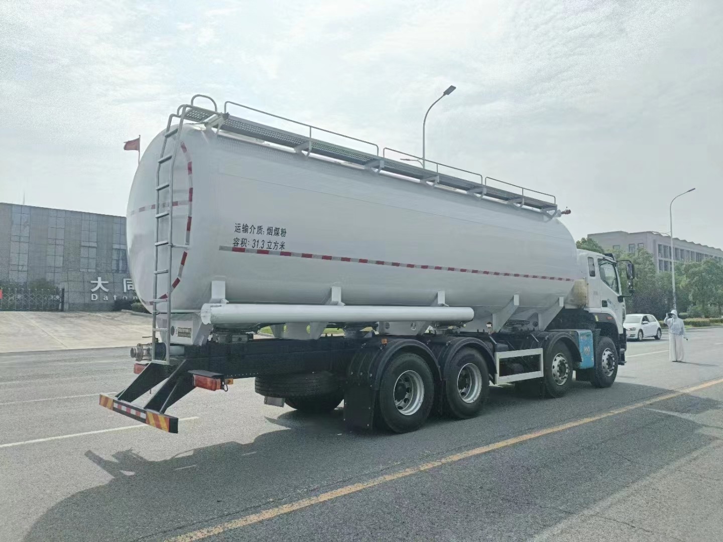 Smooth Transportation Bulk Cement Trailer With 7.00-16 Tyre Specfication