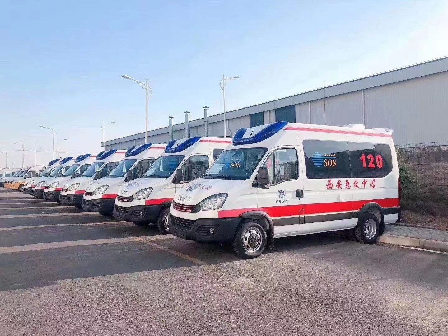 Left Hand Drive 3610mm Hospital Ambulance With Gross Vehicle Weight Appro X 4000