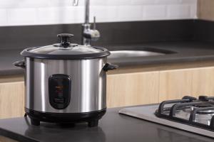 Quality Mechanical Control Panel 220V Kitchen Rice Cooker Iron in Black/White/Blue Color wholesale
