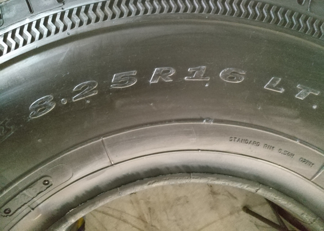 All Axle Wheel Heavy Duty Truck Tires , Lite Truck Tires 8.25R16LT Long Service Life