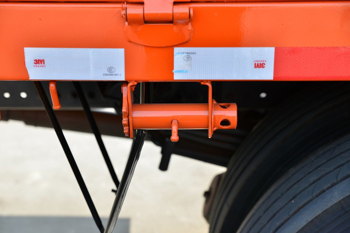 Sinotruk G5 Model 250HP 4X2 6.8m AMT 8-Speed Deflector And Flow Plate SITRAK Fence Truck