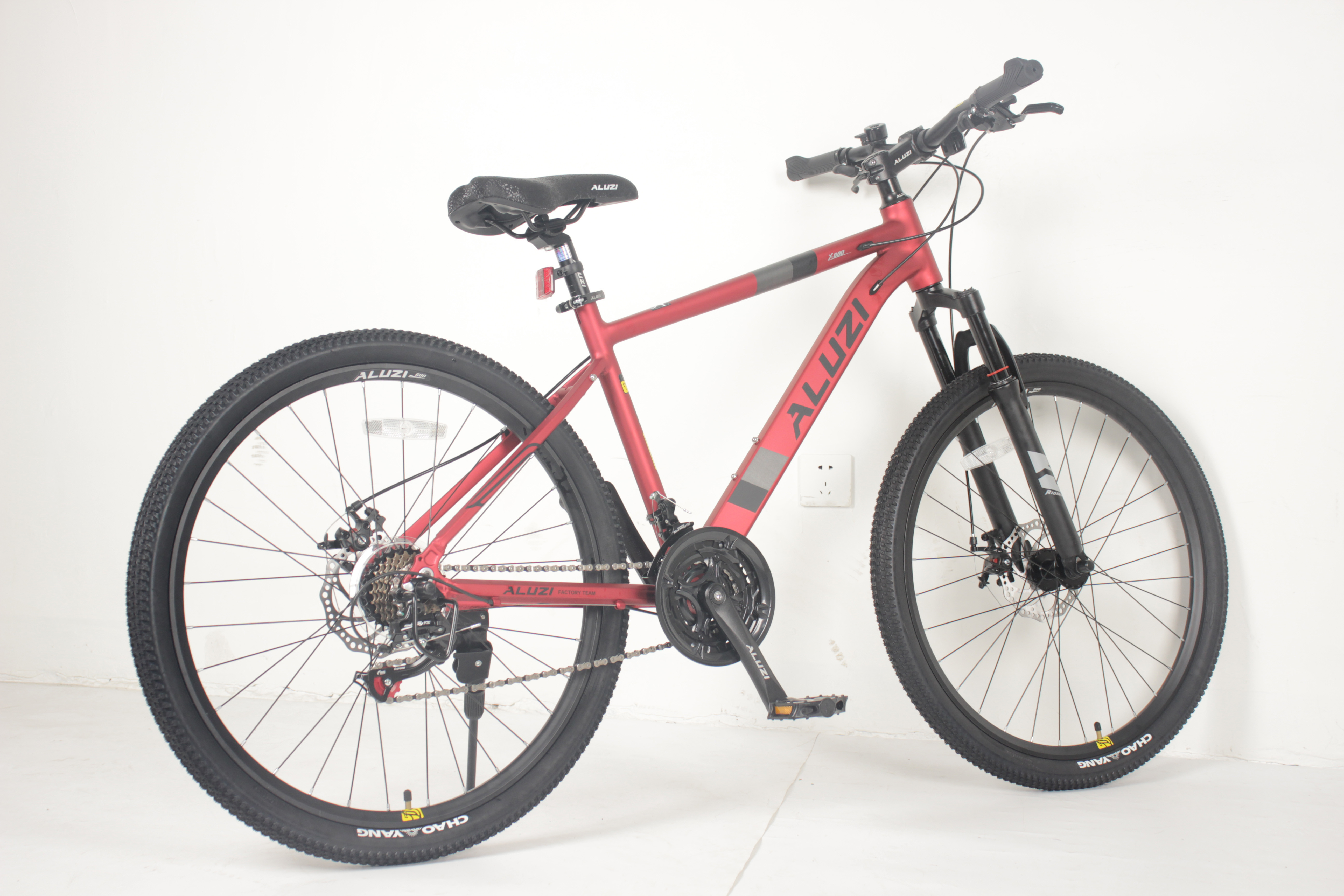 Carbon Steel 21-Speed youth mountain bike With Shimano Derailleurs And Suntour XCT Fork