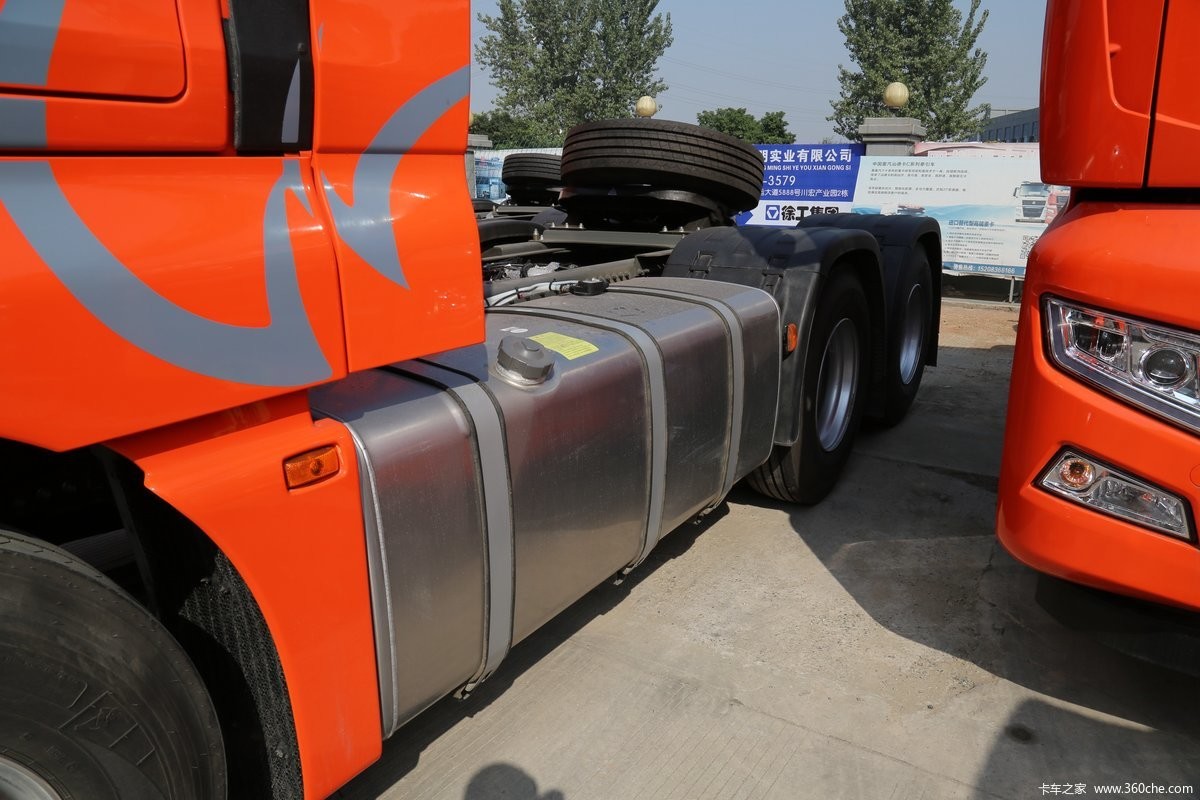 Left Driving Sinotruck Sitrak C7H Diesel Tractor Head Truck 89KM/H