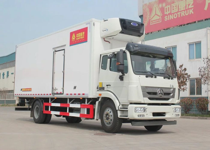 SINOTRUK HOHAN Professional Refrigerated Truck 16 Tons 20 - 25CBM Euro 2 266HP 4X2