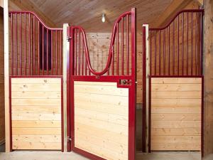 Quality hot dipped galvanized horse barn stall boxes with PE plastic board wholesale
