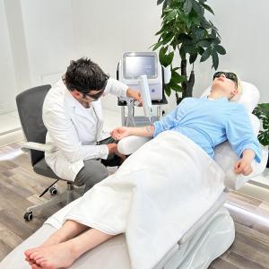 Quality Custom Q Switch ND Yag Laser Machine For Tattoo Removal / Acne Treatment wholesale