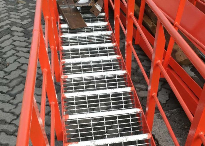 Welded Type Metal Stair Tread Grating With Steel Checker Plate Residential Grating