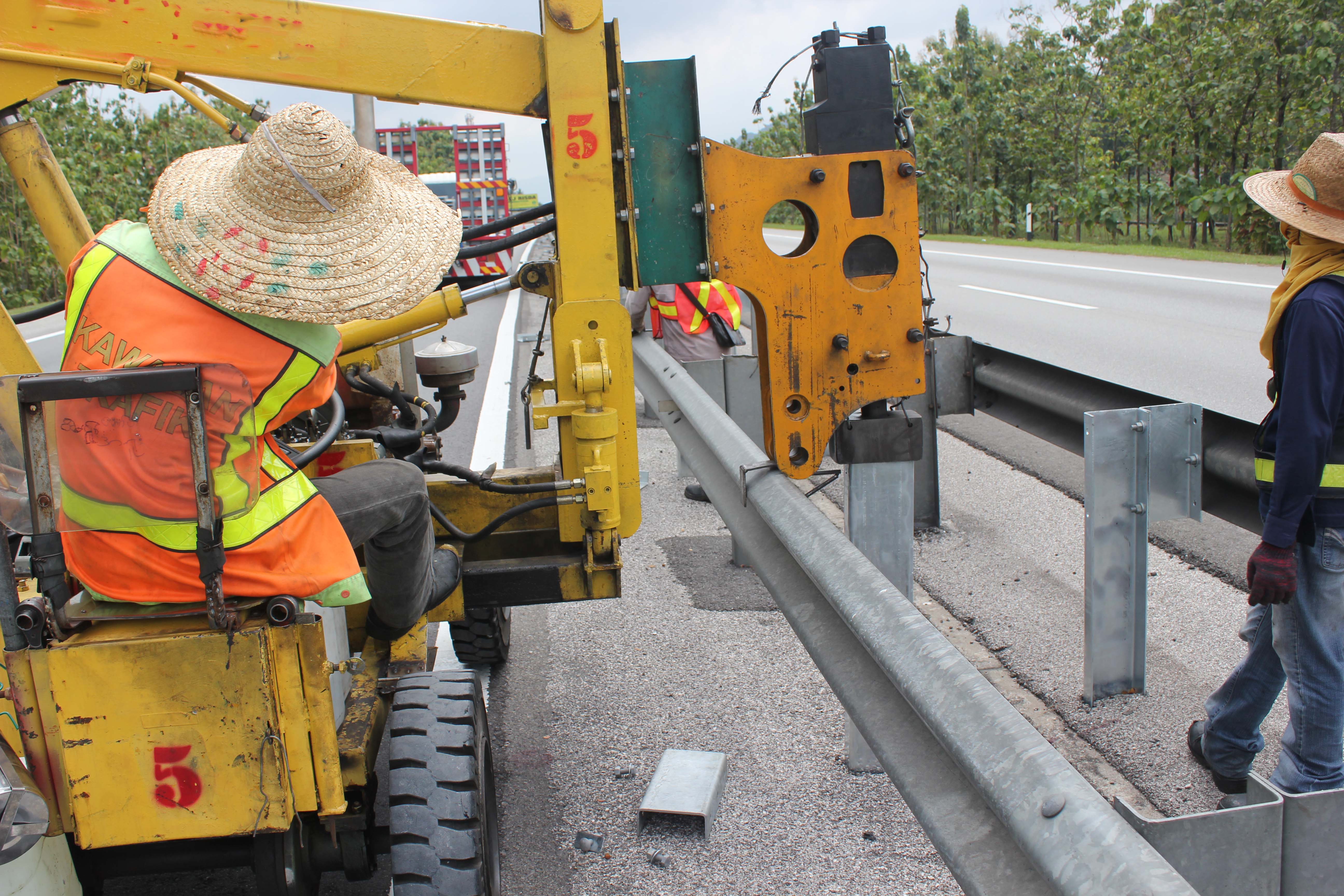 Guardrail Pile Driver Wheeled Highway Guardrail Drilling Machine Vibro Machine