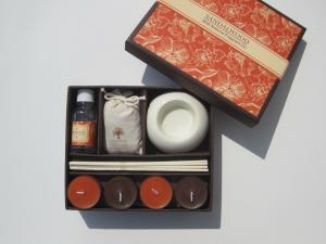 Quality Orange &amp; Brown scented &amp; assorted tealight candle &amp; round holder packed into gift box wholesale