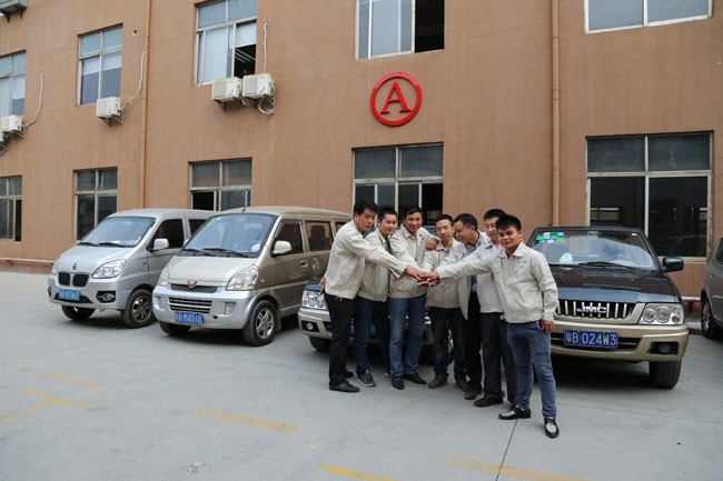 Hydraulic Desktop Plastic Injection Molding Machine With 260mm Distance Between Tie Bars