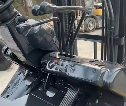 High-Performance Used Komatsu Forklifts 30 Komatsu FD30 3 Tons Stages Duplex Masts in Eastern Europe