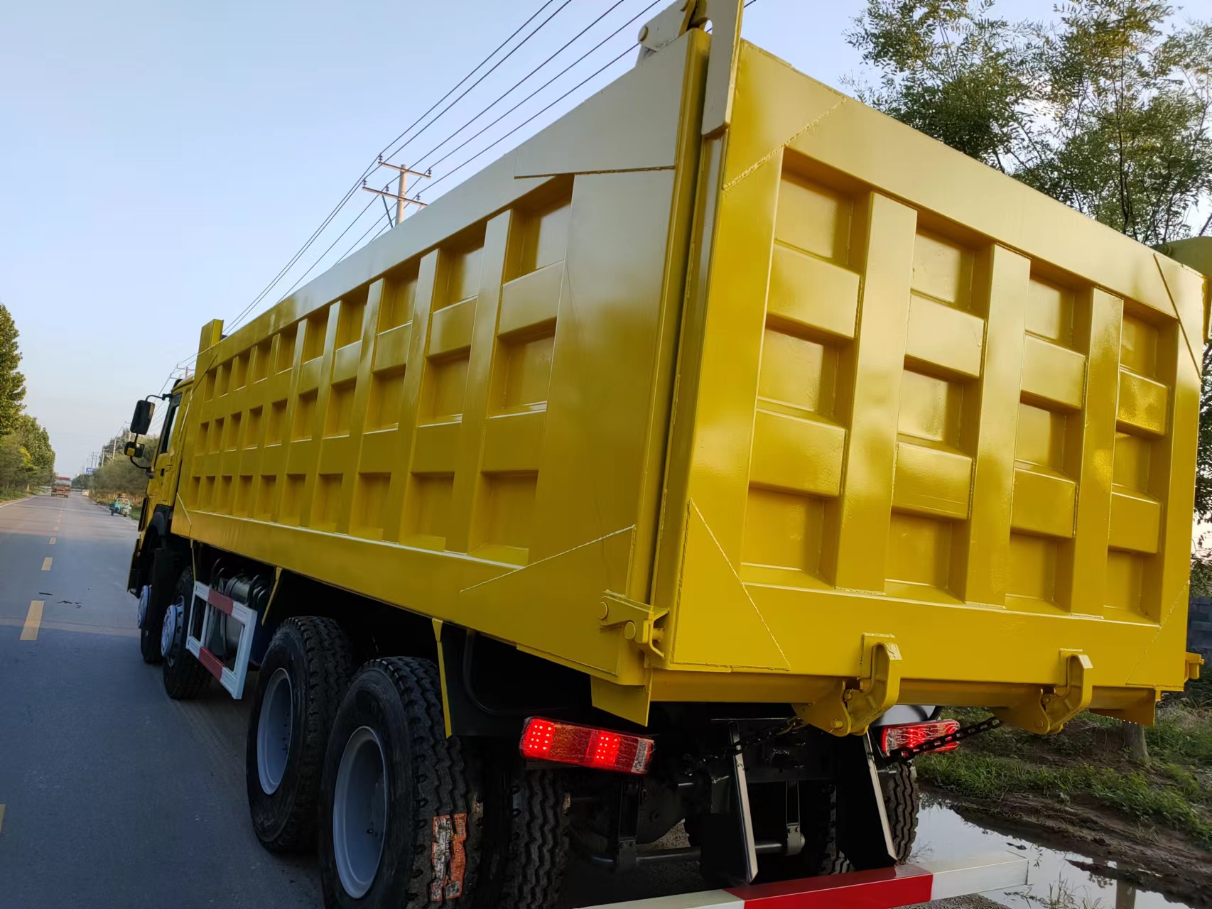 Sinotruk Howo 8x4 371hp 450hp 24 Cubic Meter Used Dump Tipper Truck with None ABS