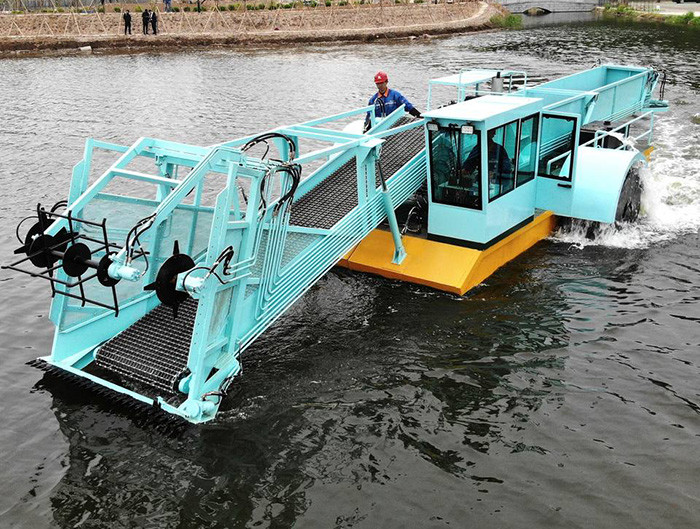 8 Cubic Capacity Small Lake Weed Harvester Used To Collect And Clean River Water Plants