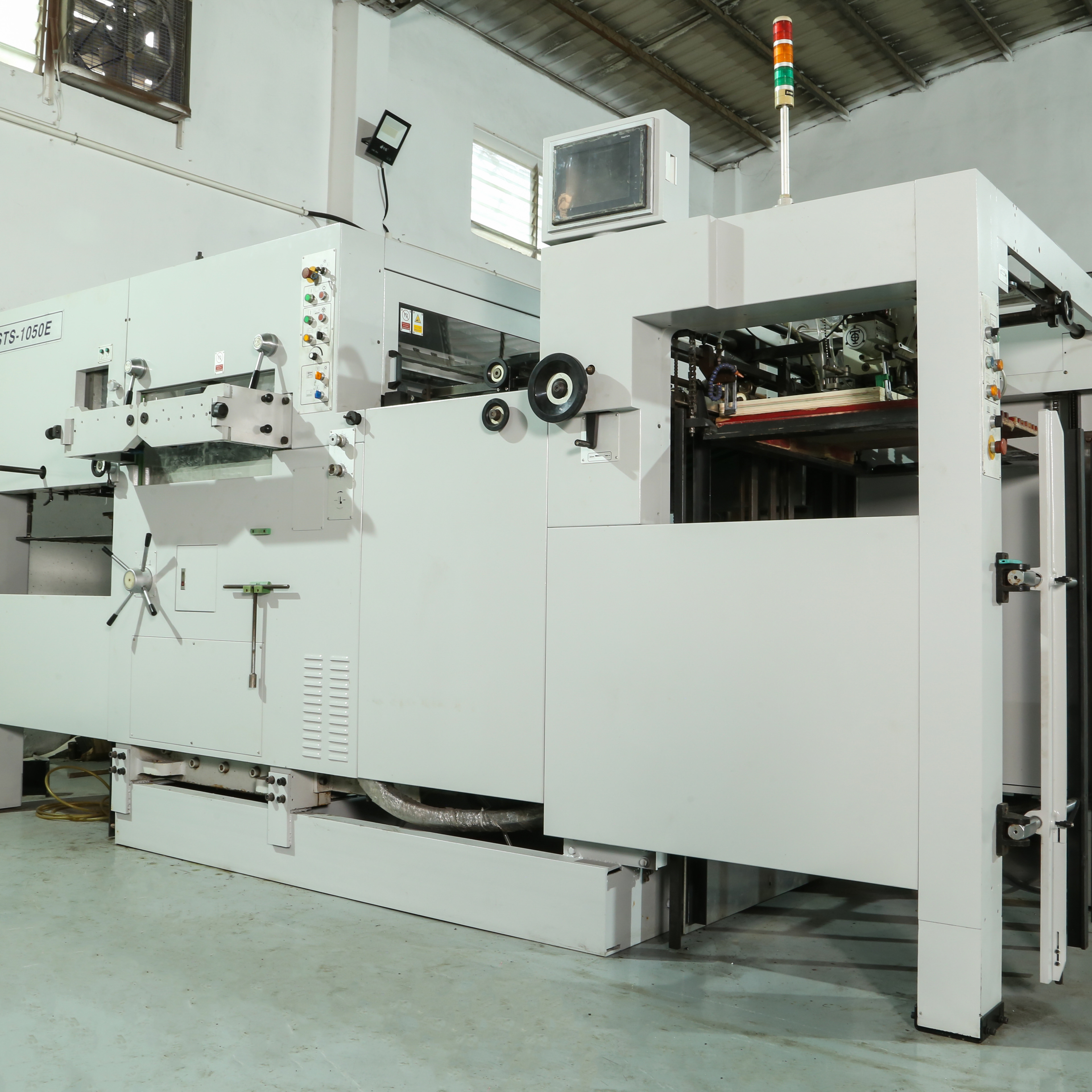 STS 1050E Die Paper Cutting Machine Automatic Fast Working Speed