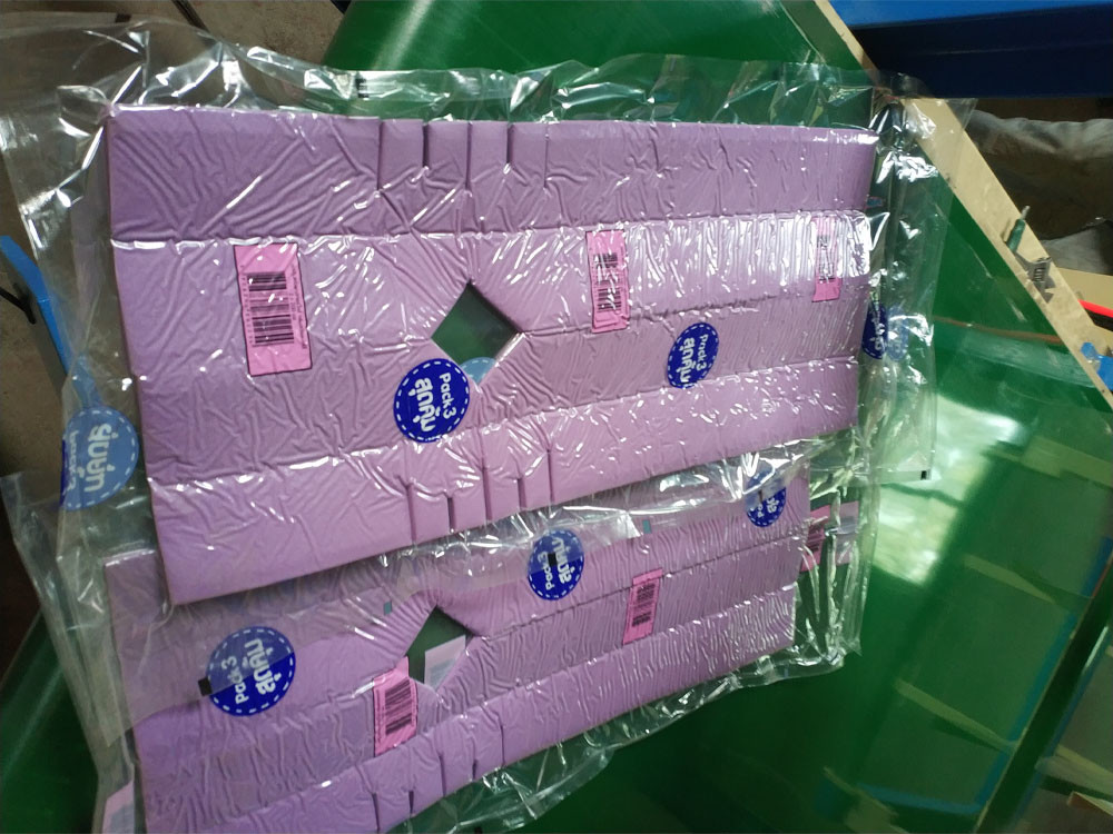 Fully Automatic Pillow Cushions Compress Packing Machine With Sealing 0.4Mpa